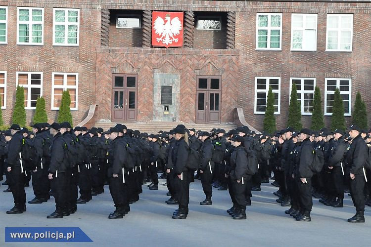 Szkolenie podstawowe dla nowych policjantów w szkole policyjnej w Słupsku