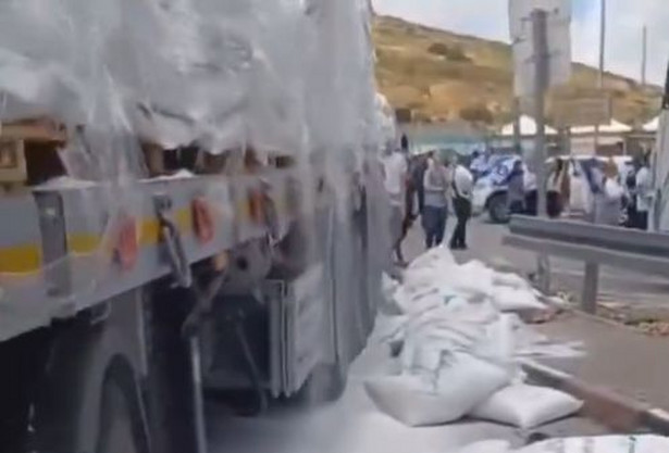 Izraelscy demonstranci zablokowali na przejściu granicznym Tarkumija dostawę pomocy humanitarnej do Strefy Gazy