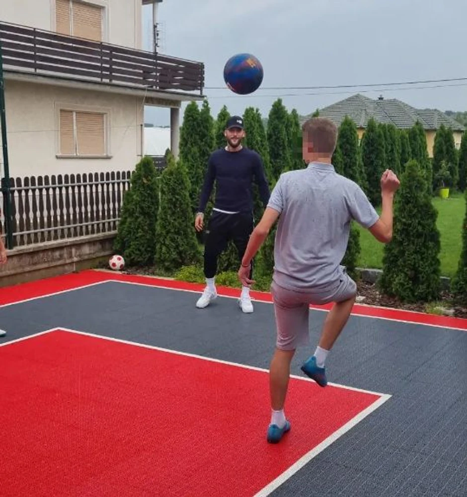 Nemanja Gudelj u poseti ocu Predragu Popoviću