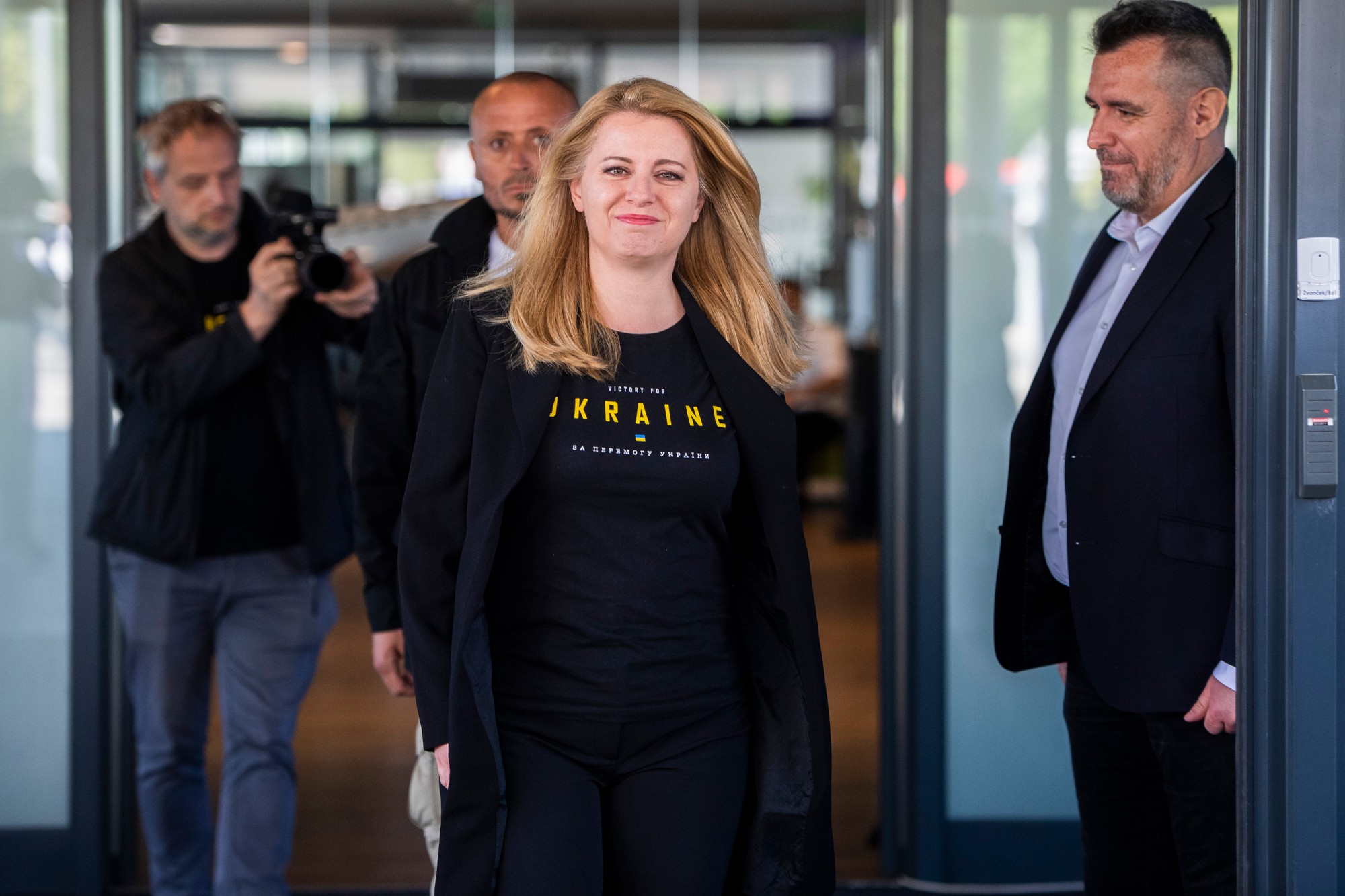 Prezidentka SR Zuzana Čaputová počas tlačovej konferencie na letisku M.R. Štefánika po návrate z Ukrajiny.