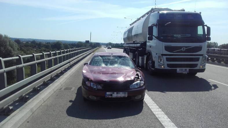 Jechał zniszczonym autem po obwodnicy Elbląga. Poderwana