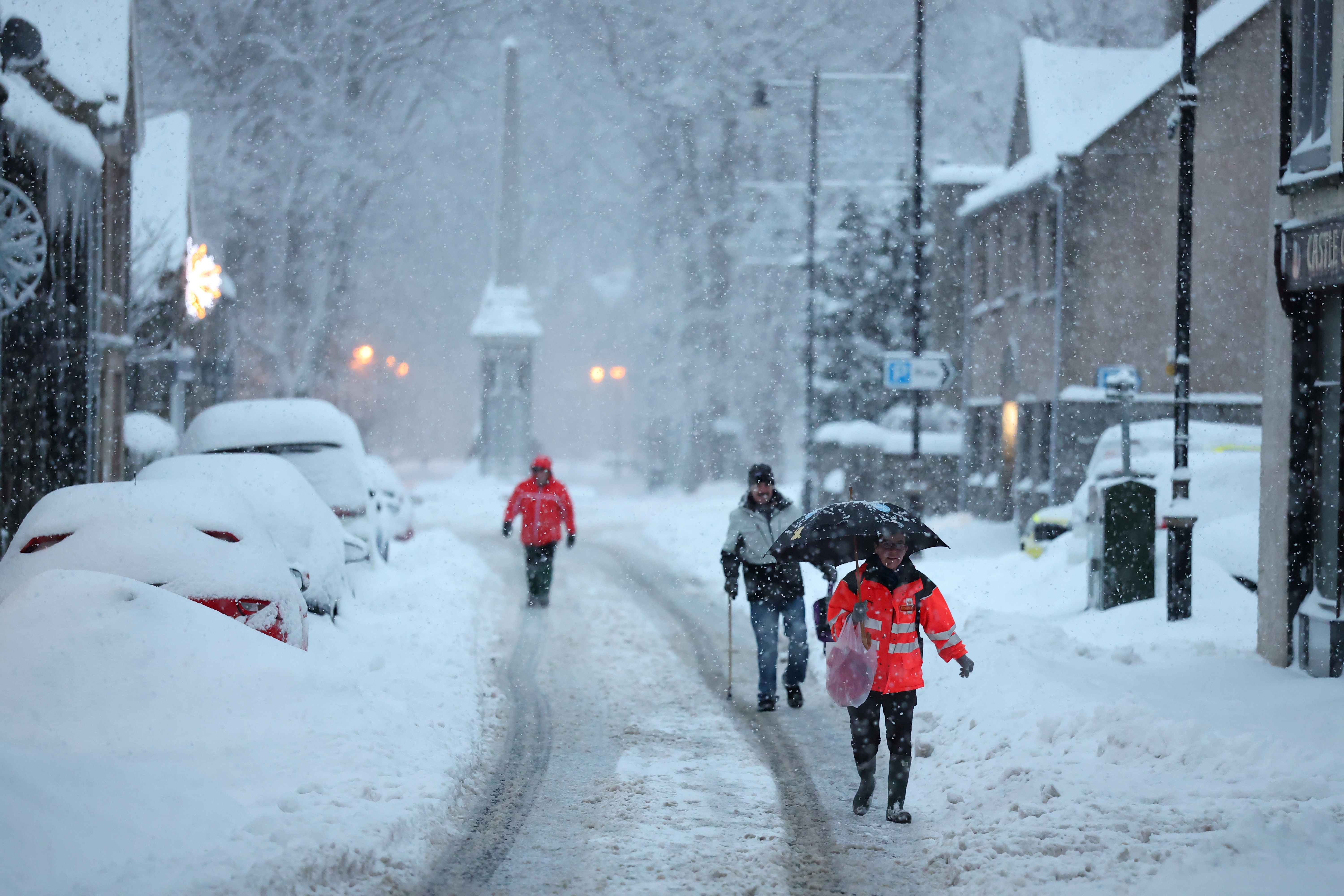 Snow arrives across UK regions tonight as Met Office issues rain warnings for weekend