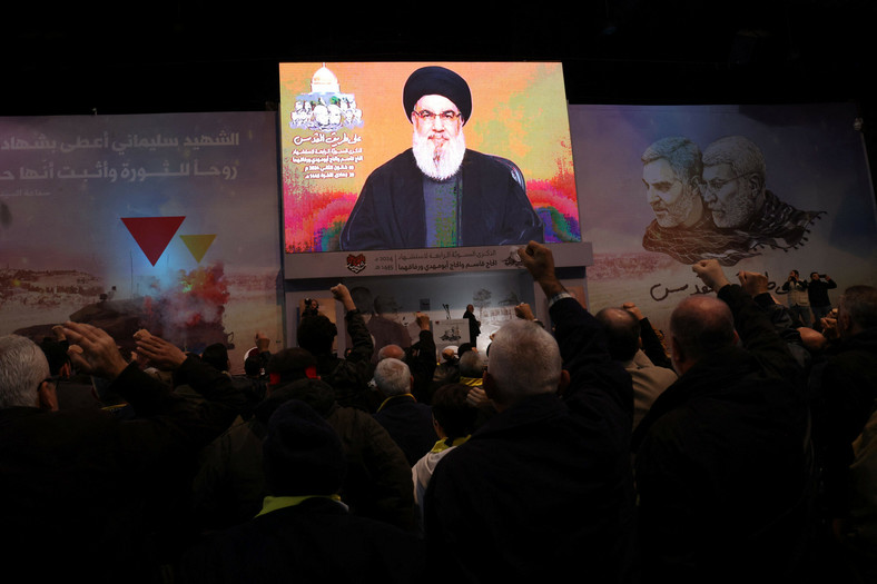 Przemówienie przywódcy Hezbollahu Hasana Nasrallaha z okazji rocznicy zabicia najwyższego irańskiego dowódcy Kasema Sulejmaniego na południowych przedmieściach Bejrutu, 3 stycznia 2024 r.