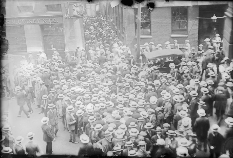 Tłum przed siedzibą przedsiębiorstwa Ponziego, początek 1920 r.