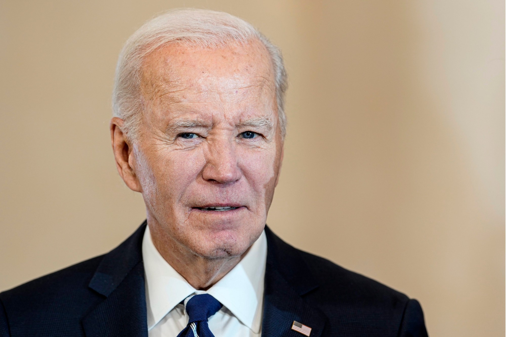 Americký prezident Joe Biden odcudzuje ruské útoky. 