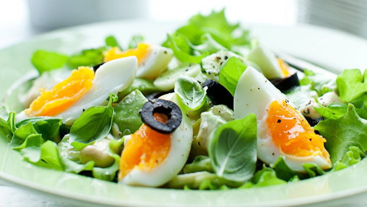Warzywna sałatka z dodatkiem jajka i kremowym sosem przypadnie do gustu każdemu. Sprawdzi się jako samodzielne danie albo dodatek do obiadu, czy też "pozycja" na szwedzkim stole.