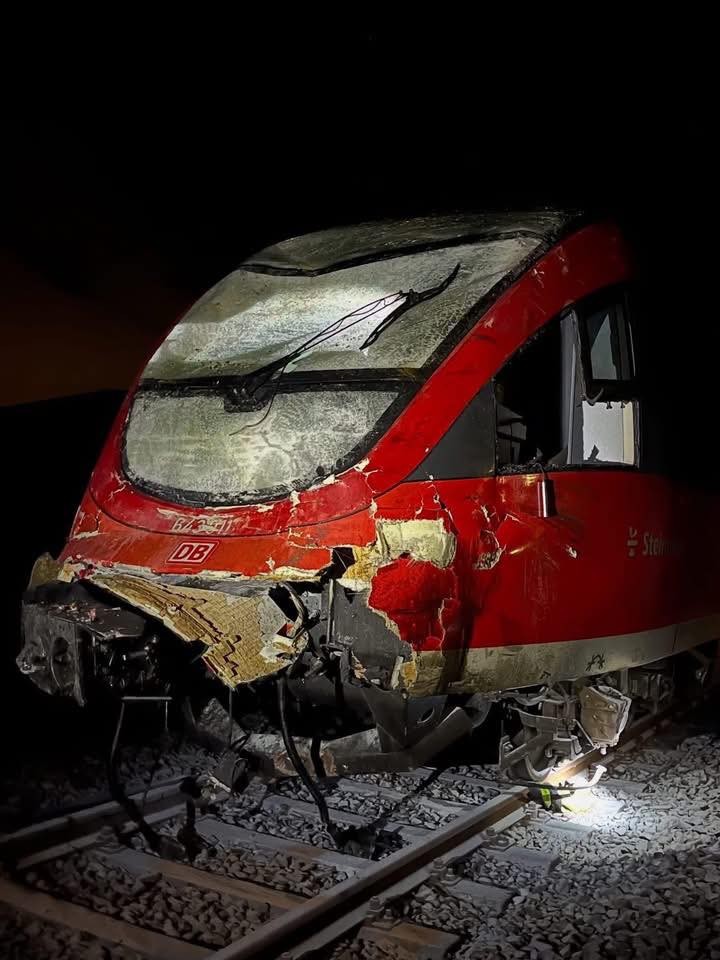 Pri zrážke vlaku a nákladného vozidla v nemeckej spolkovej krajine Porýnie-Falcko utrpeli zranenia viacerí ľudia.