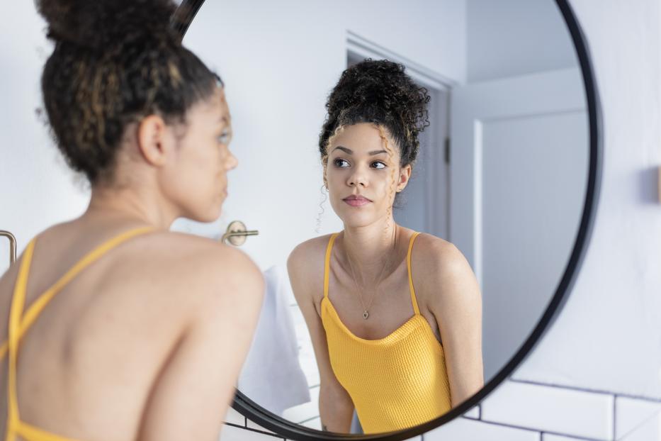 Szomszédasszonyom elárulta, mitől lesz olyan ragyogó és csíkmentes a fürdőszobai tükör. Fotó: Getty Images