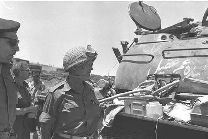 Generał Mosze Dajan ogląda zniszczony czołg syryjski