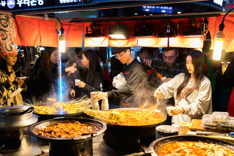 W dzielnicy Myeongdong (Seul) znaleźć można liczne restauracje, które serwują pyszną, lokalną kuchnię