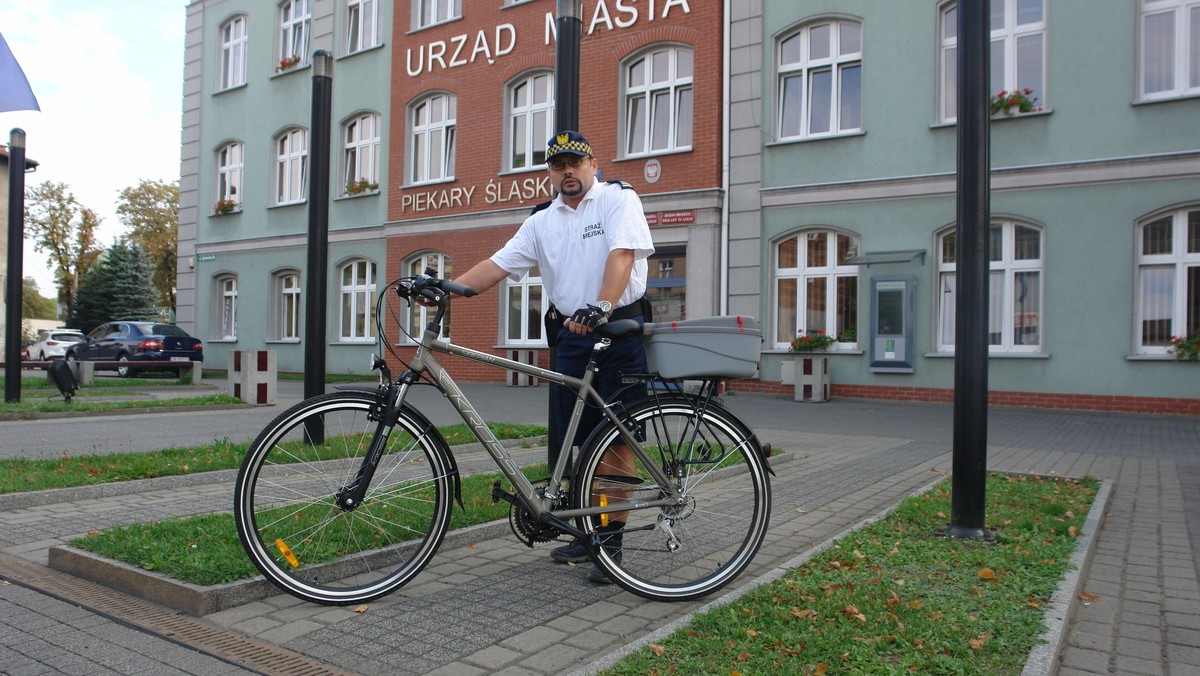 Dwuosobowe patrole rowerowe straży miejskiej od kilku dni dbają o porządek w Piekarach Śląskich. Strażnicy na nowych rowerach docierają wszędzie tam, gdzie kończą się możliwości samochodów.