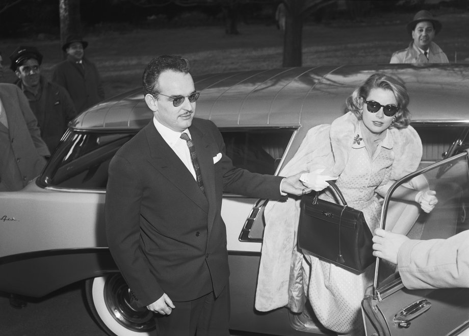 Książę Rainier III i Grace Kelly. Na zdjęciu uwieczniono również słynny model torebki nazywanej od nazwiska gwiazdy filmu, a później księżnej Monako.
