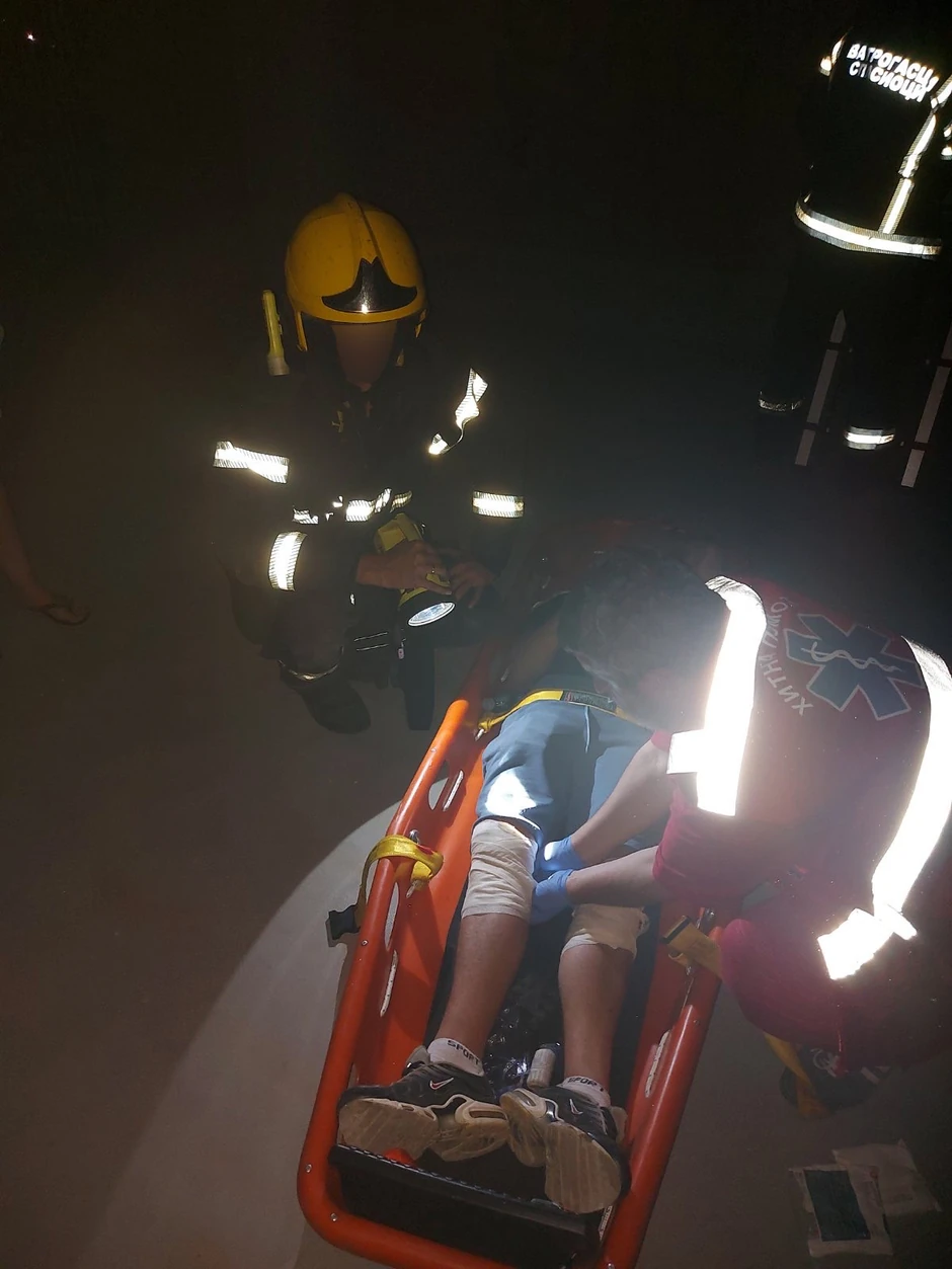 Vatrogasci izvukli dečaka, lekari ga previjaju