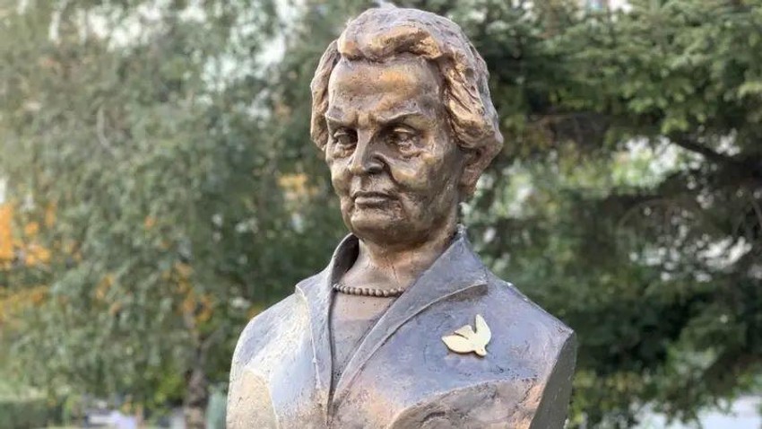 I bivša američka državna sekretarka Madlen Olbrajt ima bistu na Kosovu. Ona je u junu 2019. posetila Prištinu zajedno sa nekadašnjim predsednikom Sjedinjenih Država Bilom Klintonom i komandantom NATO-a Veslijem Klarkom. | Foto: BBC