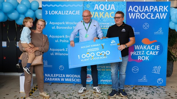 Pani Ewelina z synkiem Julianem oraz wiceprezes Aquaparku Artur Siewierski i prezes Grzegorz Kaliszczak podczas miłej uroczystości nagradzania rocznym karnetem VIP.