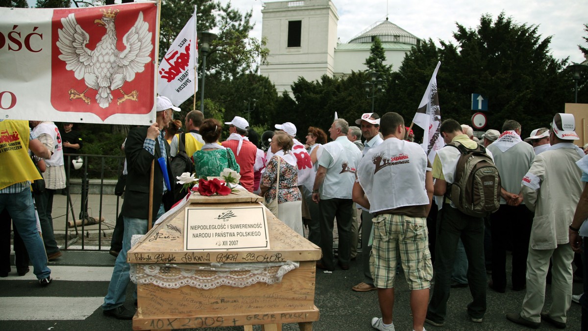 Wczoraj Sejm podjął decyzję, która jest ważna dla milionów Polaków. Posłowie zdecydowali o zrównaniu wieku emerytalnego kobiet i mężczyzn oraz podwyższeniu go do 67 roku życia. Za było 268 posłów, przeciw zagłosowało 185 posłów, a od głosu wstrzymało się dwóch. Ze względu na gorącą debatę, która miała miejsce w Sejmie, samo głosowanie się opóźniło. Jeszcze przed nim związkowcy "Solidarności" zapowiedzieli, że zablokują okolice Sejmu i nie wypuszczą posłów z budynku. Politycy nadal debatują zmianami tzw. mundurówek. Poniżej przedstawiamy zapis z tego "gorącego" dnia.