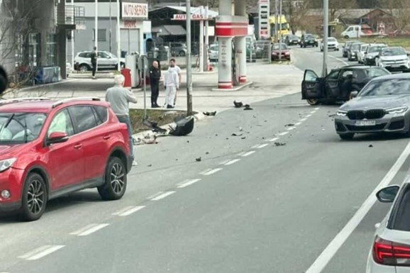 DELOVI VOZILA RASUTI PO PUTU Teška nesreća na putu Užice-Požega, sudarila se dva automobila (FOTO)
