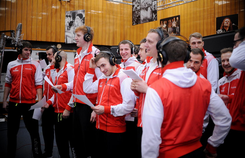 Zawodnicy reprezentacji Polski w piłce ręcznej nagrali kolędę. Niesamowity występ biało-czerwonych