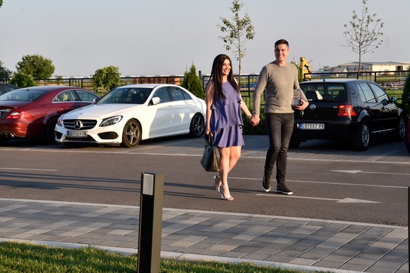 NAŠU PEVAČICU VARAO BIVŠI MUŽ, PA POSLE BILA LJUBAVNICA MENADŽERU Imala javni okršaj sa njegovom ženom: "Dok je ne zgazim, neću stati"