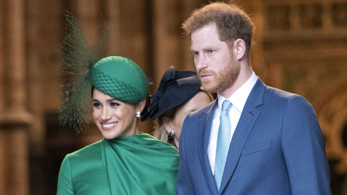 Książę Harry oraz księżna Meghan wraz z końcem marca oficjalnie przestali być wyższymi rangą członkami brytyjskiej rodziny królewskiej. To efekt porozumienia zawartego po ich niespodziewanej decyzji ze stycznia o tym, że chcą prowadzić bardziej prywatne życie.