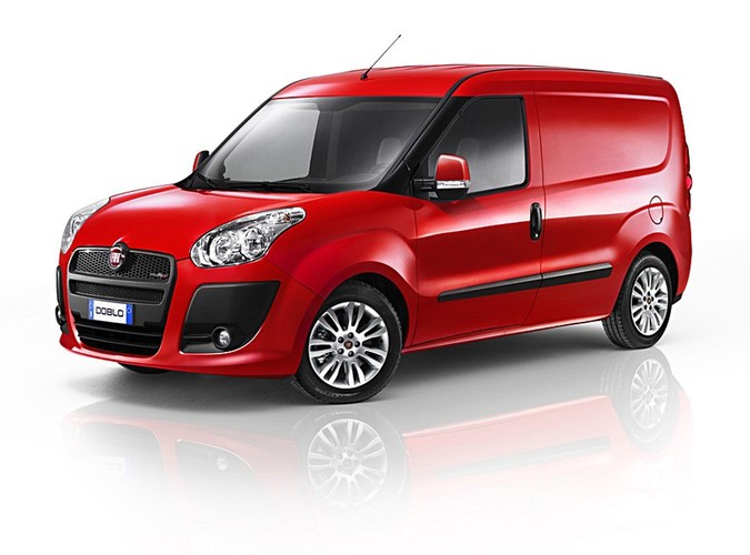 Nowe doblo cargo - Wymiary - długość przestrzeni ładunkowej do 2,2 m, szerokość między nadkolami 1,23 m, pojemność od 3,4 do 4,2 metrów sześciennych, nośność od 750 do 1000 kg, zużycie
paliwa w cyklu mieszanym na poziomie 4,8 l/100 km i zasięg 1250 km przy silniku 1.3 Multijet