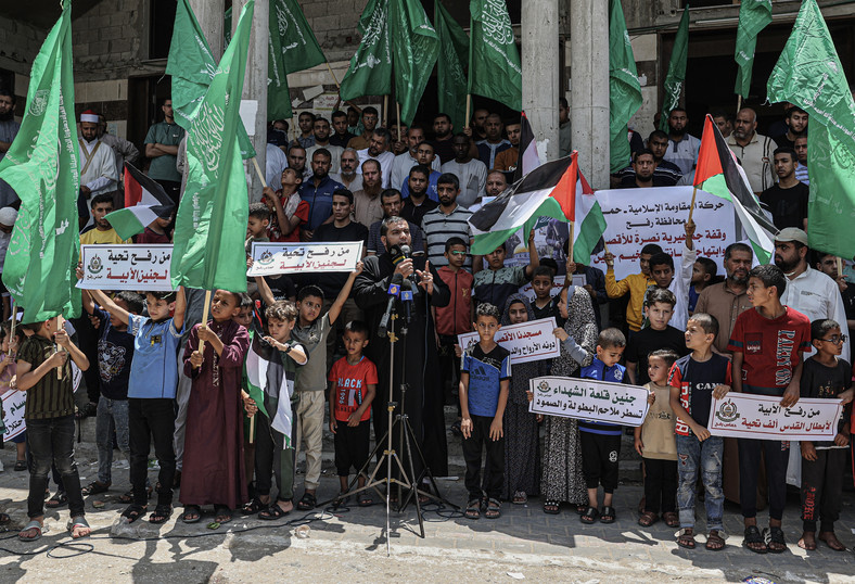 Zwolennicy palestyńskiego ruchu Hamas w Rafah w południowej Strefie Gazy uczestniczą w zgromadzeniu, aby wyrazić solidarność z Dżeninem i sprzeciwić się izraelskiemu nalotowi na Zachodni Brzeg, 7 lipca 2023 r.