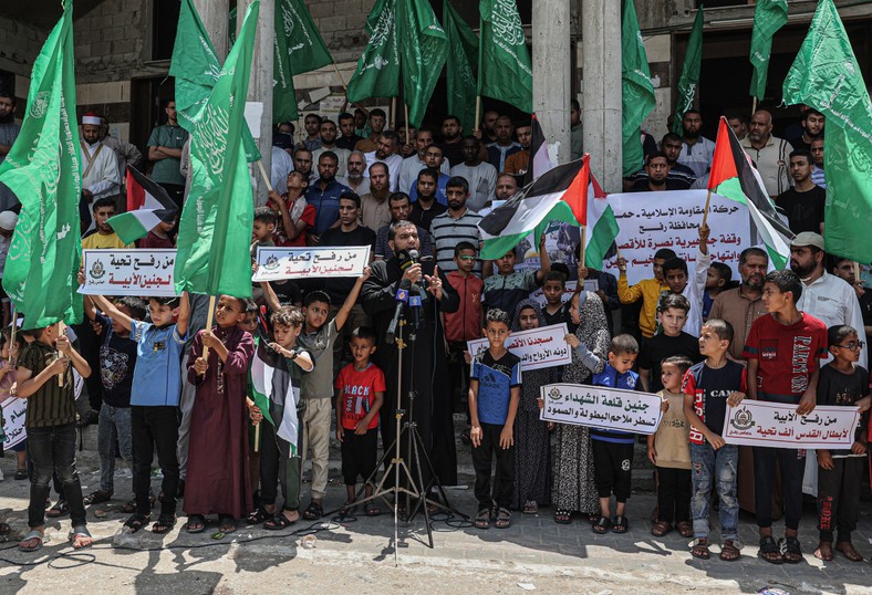 Zwolennicy palestyńskiego ruchu Hamas w Rafah w południowej Strefie Gazy uczestniczą w zgromadzeniu, aby wyrazić solidarność z Dżeninem i sprzeciwić się izraelskiemu nalotowi na Zachodni Brzeg, 7 lipca 2023 r.