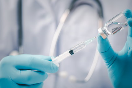 Coraz więcej szczepionek dociera do Polski. Rząd wprowadzi nowe zasady