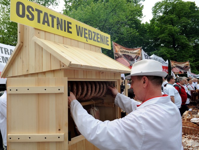 Protest producentów wędzonych wędlin przed Sejmem