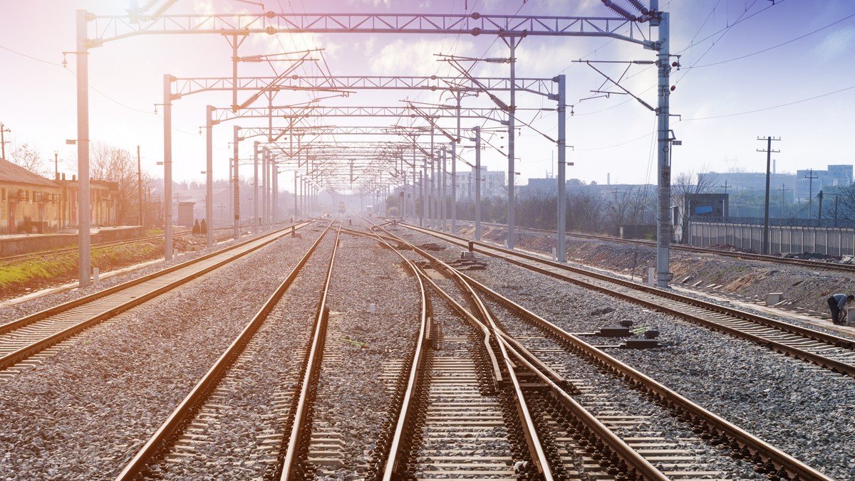 Koniec pandemii wcale nie musi oznaczać końca kłopotów w branży transportowej. Tych nie uniknie również kolej. Do pociągów nie wróci część podróżujących biznesowo: firmy zamiast wysyłać pracowników w delegacje do innych miast, będą wykorzystywać tańsze i sprawdzone w epidemii telekonferencje - czytamy w "Rzeczpospolitej".