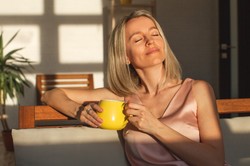 Spowalnia procesy starzenia i poprawia nastrój. Pij herbatę z tą popularną przyprawą