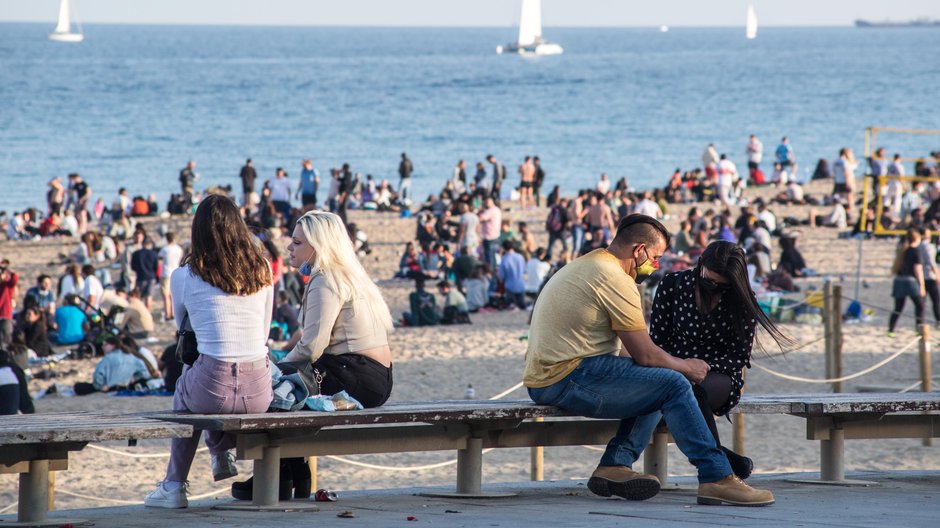 Tłumy na plaży w Barcelonie