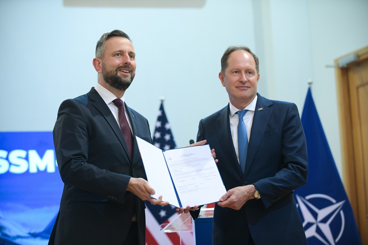 Wicepremier, minister obrony narodowej Władysław Kosiniak-Kamysz i ambasador USA w Polsce Mark Brzezinski podczas podpisania umowy na dostarczenie lotniczych pocisków manewrujących dalekiego zasięgu JASSM-ER, w Departamencie Wojskowych Spraw Zagranicznych MON w Warszawie