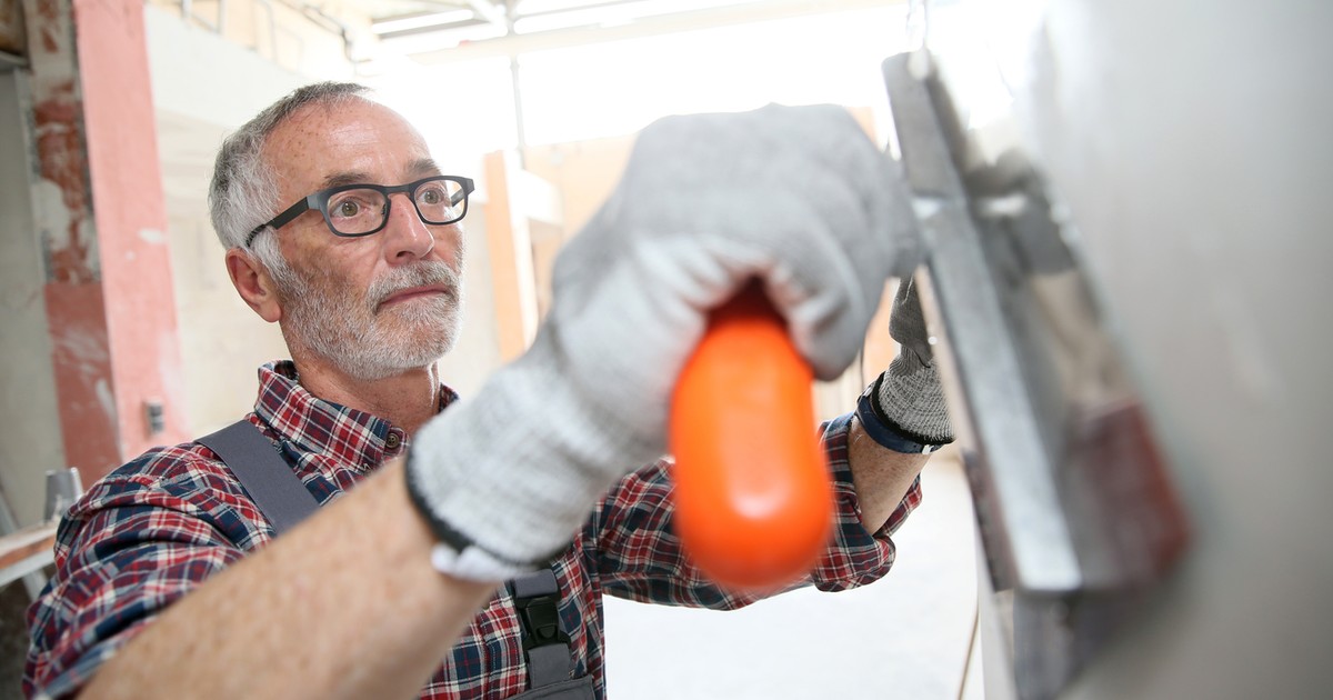 Seniorzy pod ścianą. Tak długi zmuszają emerytów do pracy