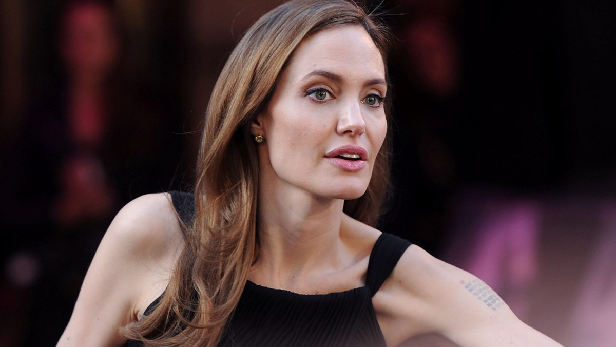 Angelina Jolie zemdlała podczas realizacji jeden ze scen filmu "Unbroken", nad którym obecnie pracuje - podaje "National Enquirer" . - Była bardzo blada i ledwo oddychała. Myśleliśmy, że nie żyje - powiedział świadek zdarzenia.