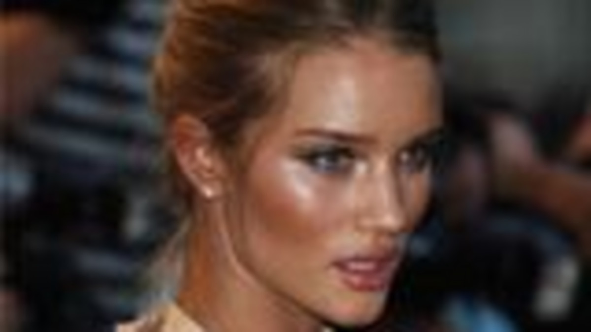 Rosie Huntington-Whiteley, która zastąpi Megan Fox w trzeciej części "Transformers", rozebrała się w krótkim filmie pokazywanym w internecie.