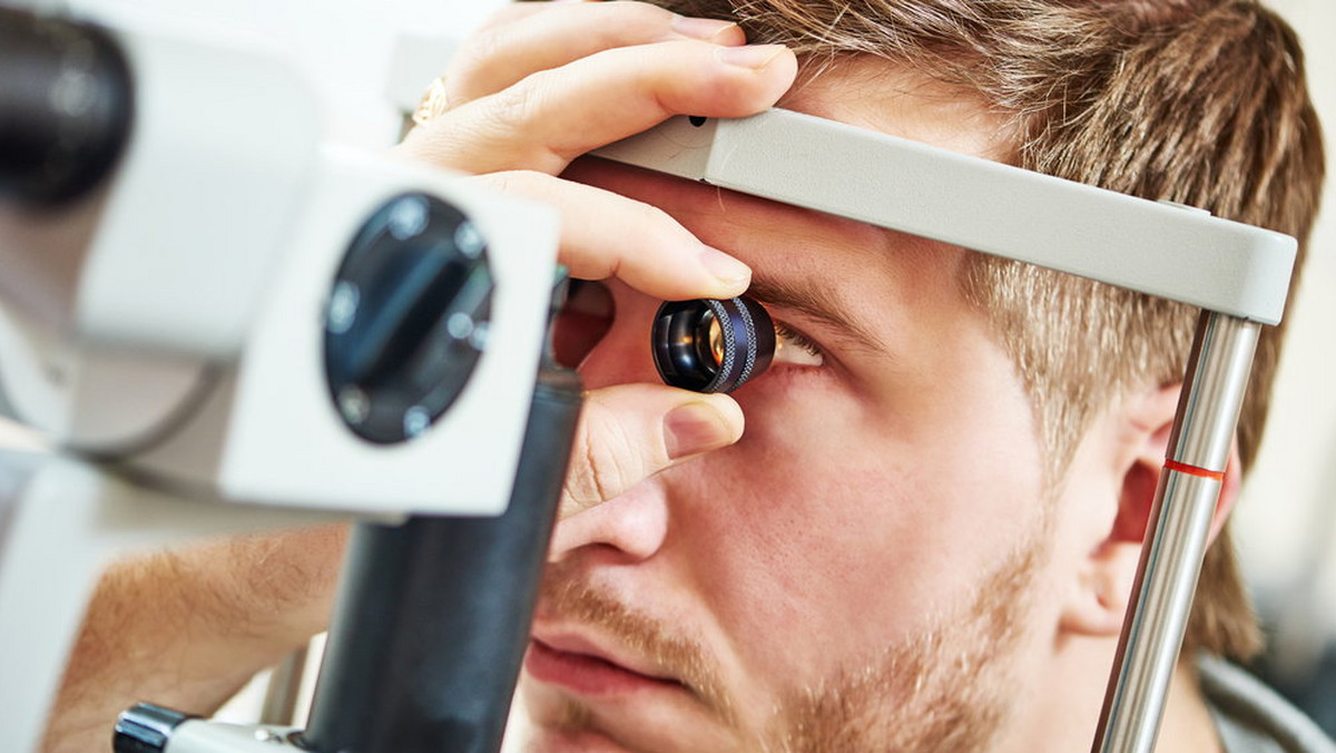Badanie dna oka pomaga w szybkiej diagnozie nie tylko chorób okulistycznych. Umożliwia też wczesne wykrycie cukrzycy, nadciśnienia, a nawet chorób Alzheimera i Parkinsowa – dowodzą najnowsze badania.
