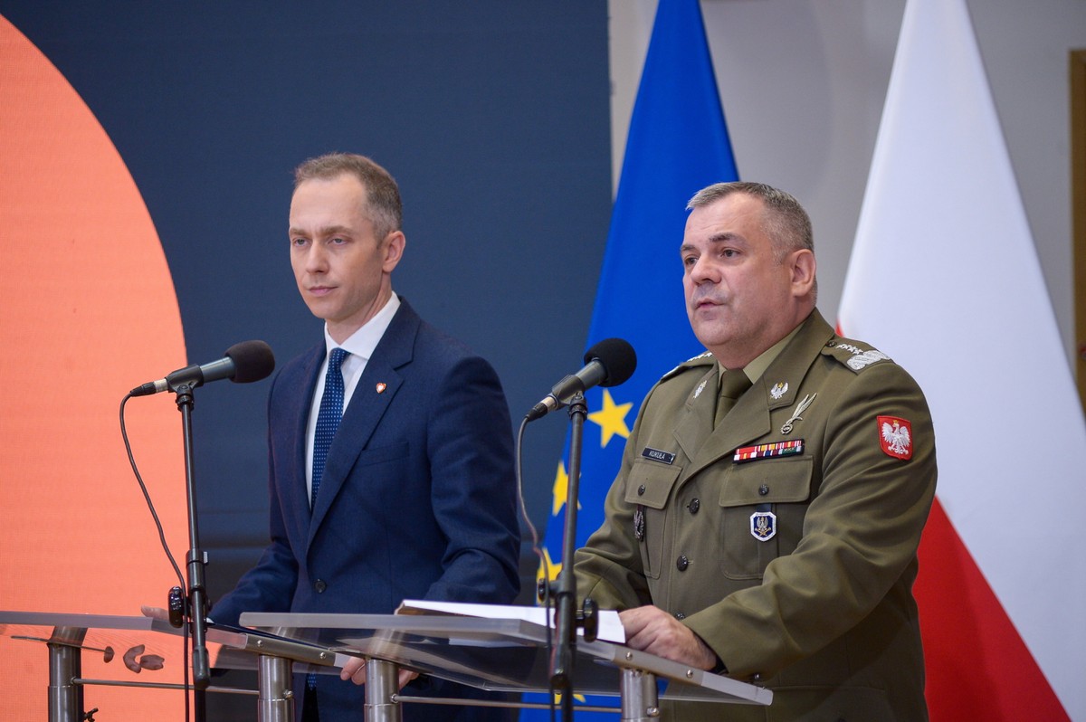 Warszawa, 27.05.2024. Wiceminister obrony narodowej Cezary Tomczyk (L) i szef SGWP gen. Wiesław Kukuła (P) podczas prezentacji Narodowego Planu Obrony i Odstraszania "Tarcza Wschód", 27 bm. w siedzibie Sztabu Generalnego w Warszawie. Program dot. inwestycji na wschodniej i północnej granicy, fortyfikacji, zmian terenowych, które mają utrudnić mobilność ewentualnego agresora. (mr) PAP/Marcin Obara
