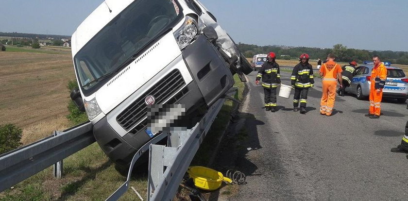 Przerażające zdjęcia z wypadku. Bus zawisł na barierach