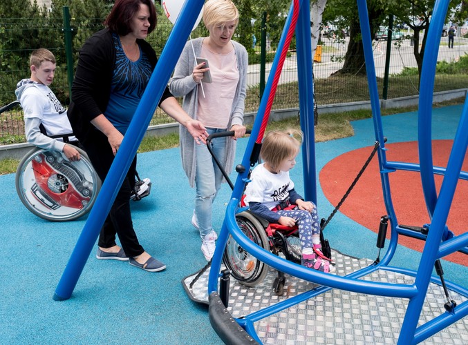 YOUTUBER REZIGIUSZ OTWORZYŁ REHABILITACYJNY PLAC ZABAW DLA DZIECI