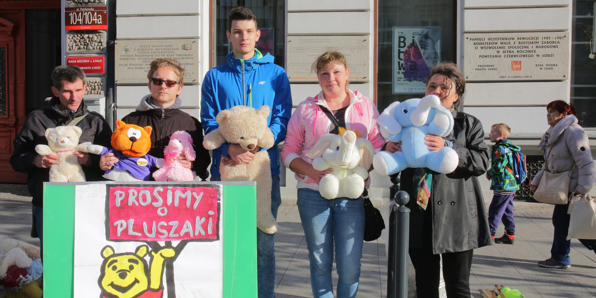 Protest pluszaków fundacji "Dziewczynka z zapałkami" na Piotrkowskiej