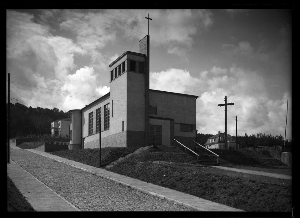 Budynek kościoła pw. Św. Rodziny w Gdyni Grabówku, ok. 1935 r.