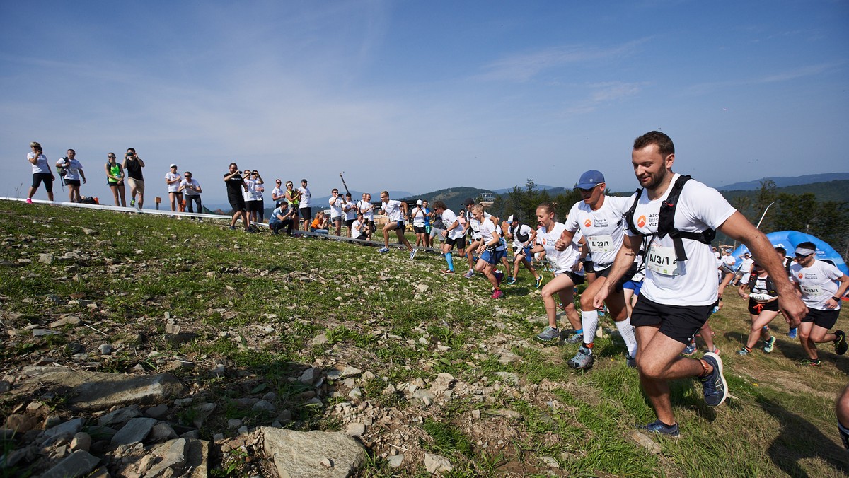 Cztery godziny i 18 minut wystarczyły najszybszej sztafecie na pokonanie dystansu 5x10 km podczas pierwszej edycji charytatywnej sztafety górskiej Szczyrk Business Run 2019. Bieg, który wystartował w sobotę z Hali Skrzyczeńskiej na terenie Szczyrk Mountain Resort, pomoże dwóm beneficjentom Fundacji Poland Business Run – Markowi, który stracił nogę w wypadku oraz Kubie, od urodzenia potrzebującemu rehabilitacji.<strong> </strong>