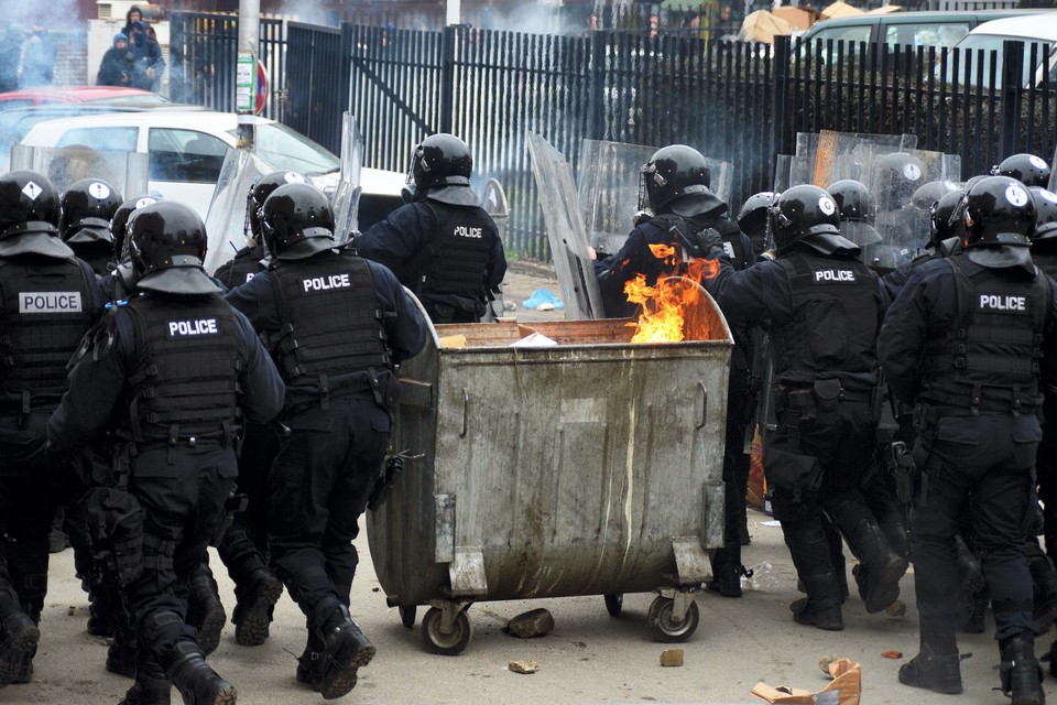 KOSOVO VIOLENT PROTEST (Police breaks up violent protest in Pristina )