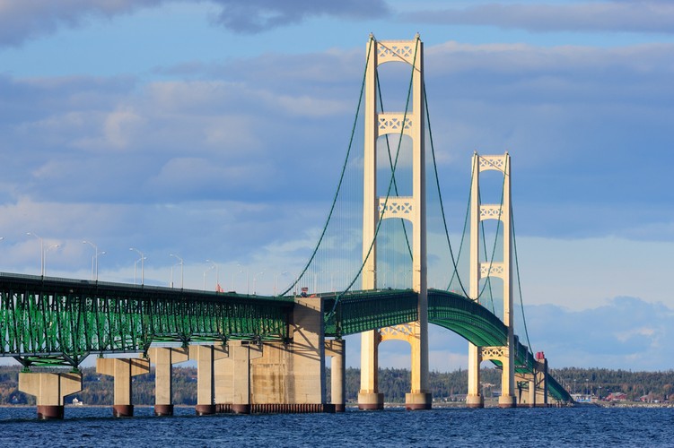 Amerykański Mackinac Bridge w stanie Michigan powstał w 1957 roku, liczy 1158 m długości. Fot. Shutterstock.