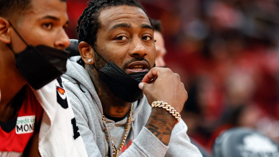 John Wall na ławce podczas meczu Houston Rockets z Oklahoma City Thunder 22 października 2021 r.