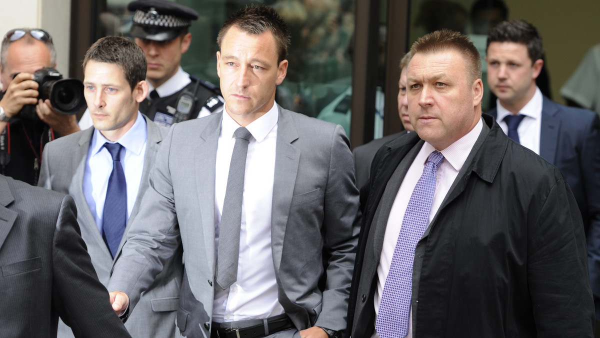 John Terry został w piątek uniewinniony od stawianych mu zarzutów dotyczących dyskryminacji rasowej. Z takim orzeczeniem sądu nie zgadzają się jednak czarnoskórzy sportowcy z Wielkiej Brytanii, którzy swoją złość wyładowali za pomocą wpisów na Twitterze.