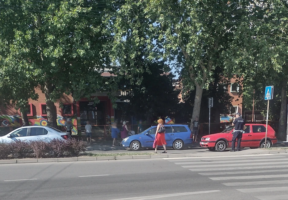 Automobil oborio majku sa bebom u kolicima 