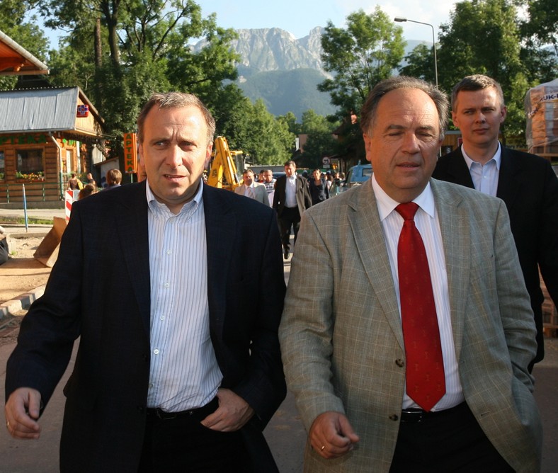 Janusz Majcher burmistrzem Zakopanego został, mając poparcie Platformy Obywatelskiej. Na zdjęciu w 2008 r. wspólnie z ówczesnym wicepremierem Grzegorzem Schetyną. W tle obecny koordynator służb specjalnych — minister Tomasz Siemoniak