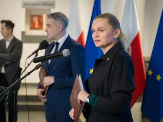 O tym, co dalej z laptopami dla uczniów zdecydują Barbara Nowacka, minister edukacji, i Krzysztof Gawkowski, wicepremier i minister cyfryzacji. Zdaniem Wojciecha Płażalskiego, eksperta BCC, będzie to wyzwaniem dla nowego rządu, który prawdopodobnie stworzy nowy program – kontynuację „Laptopa dla ucznia”. – Chociażby po to, aby „odzyskać” wydane na razie z budżetu państwa pieniądze, ze względu na zakwestionowanie programu przez Komisję Europejską. Aby „odchudzić” tornister uczniów, rząd prawdopodobnie będzie rozważał wprowadzenie w przyszłości tabletów – przewiduje ekspert BCC. Warszawa, luty 2024 r.